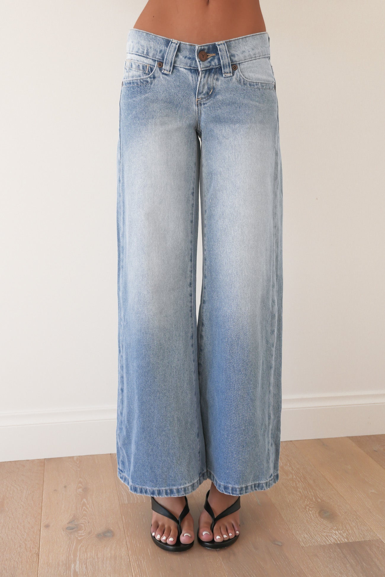 A 00 Super Low & Wide Jean Kaia Worn