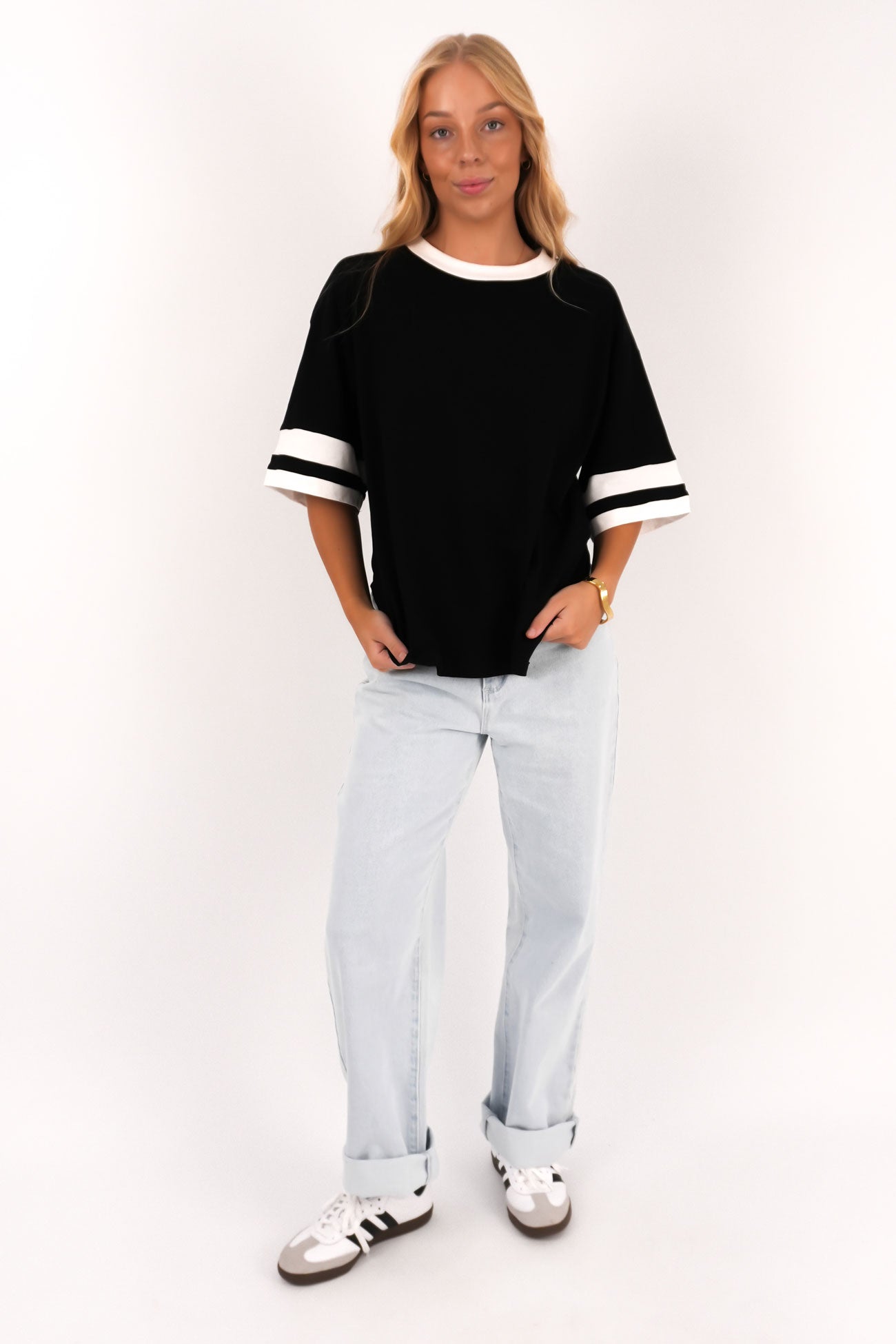 Della Tee Black White