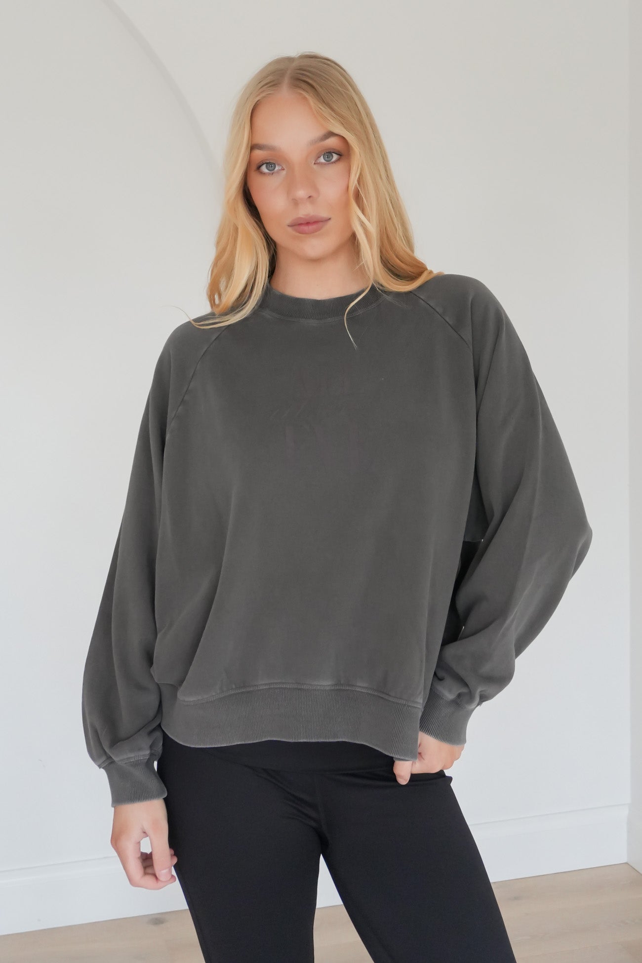 Flynn Washed Box Raglan Crew Charcoal