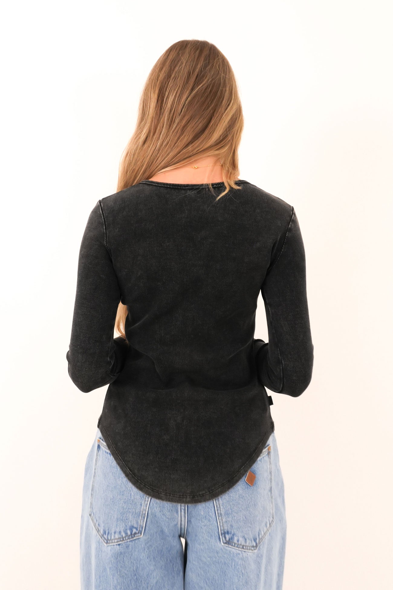 Jace-Henley-Top-Washed-Black-bjpg