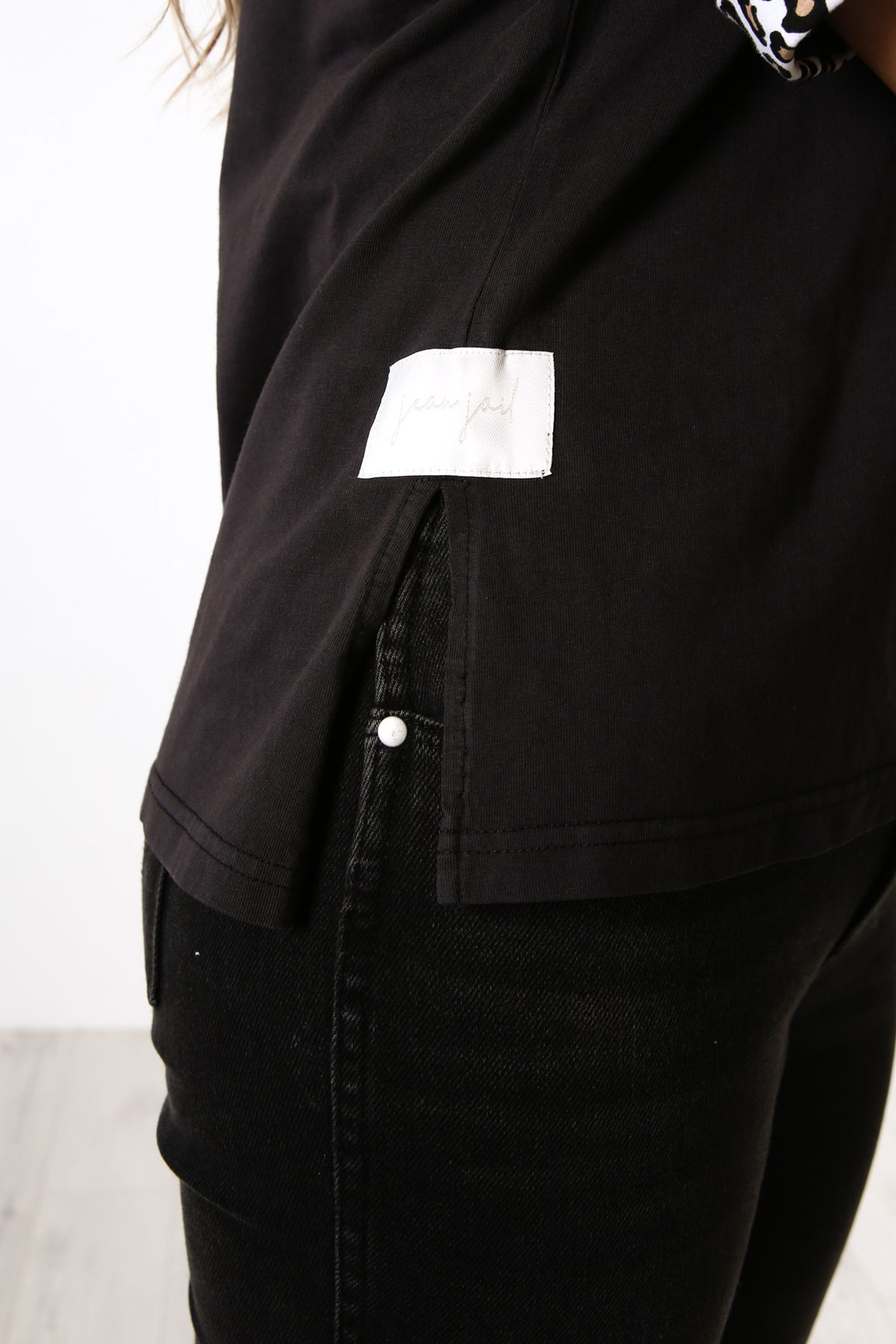 Radiate Tee Washed Black Leopard