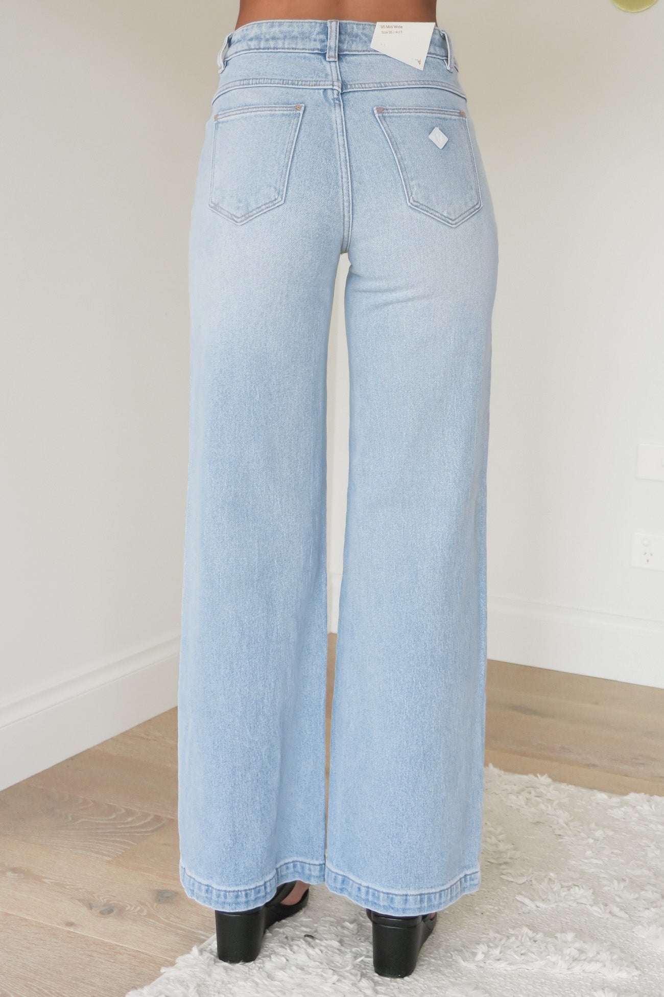 A 95 Mid & Wide Jean Lily