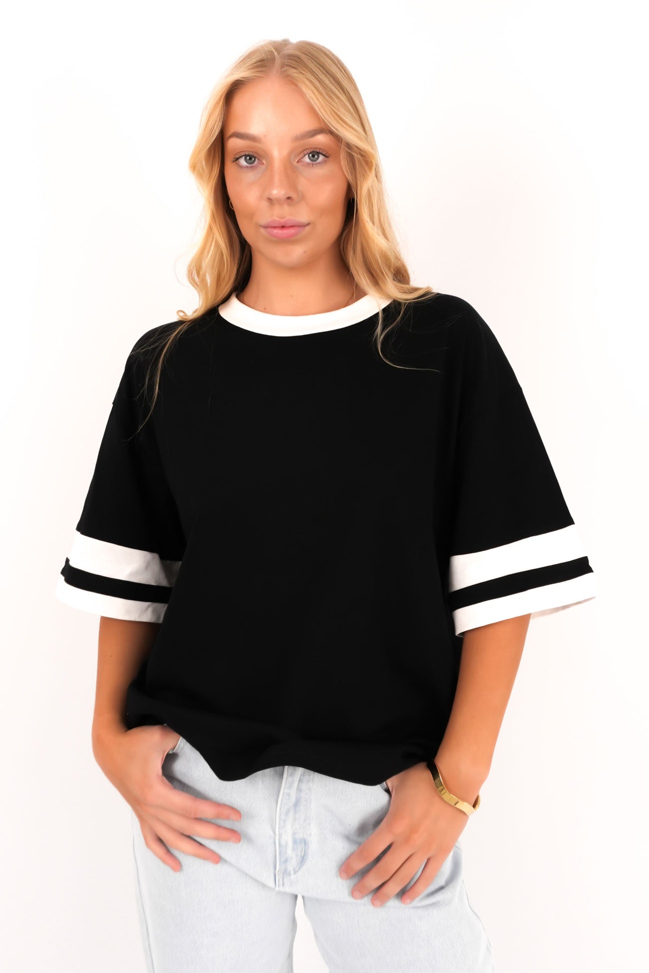 Della Tee Black White
