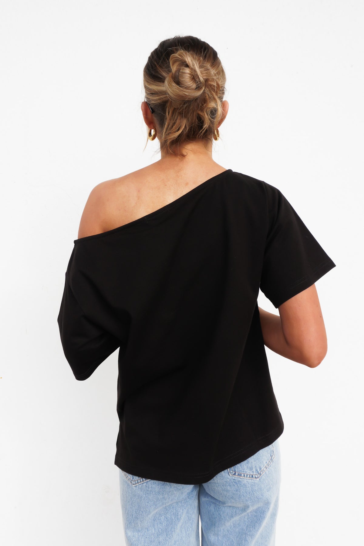Elle Off Shoulder Tee Black