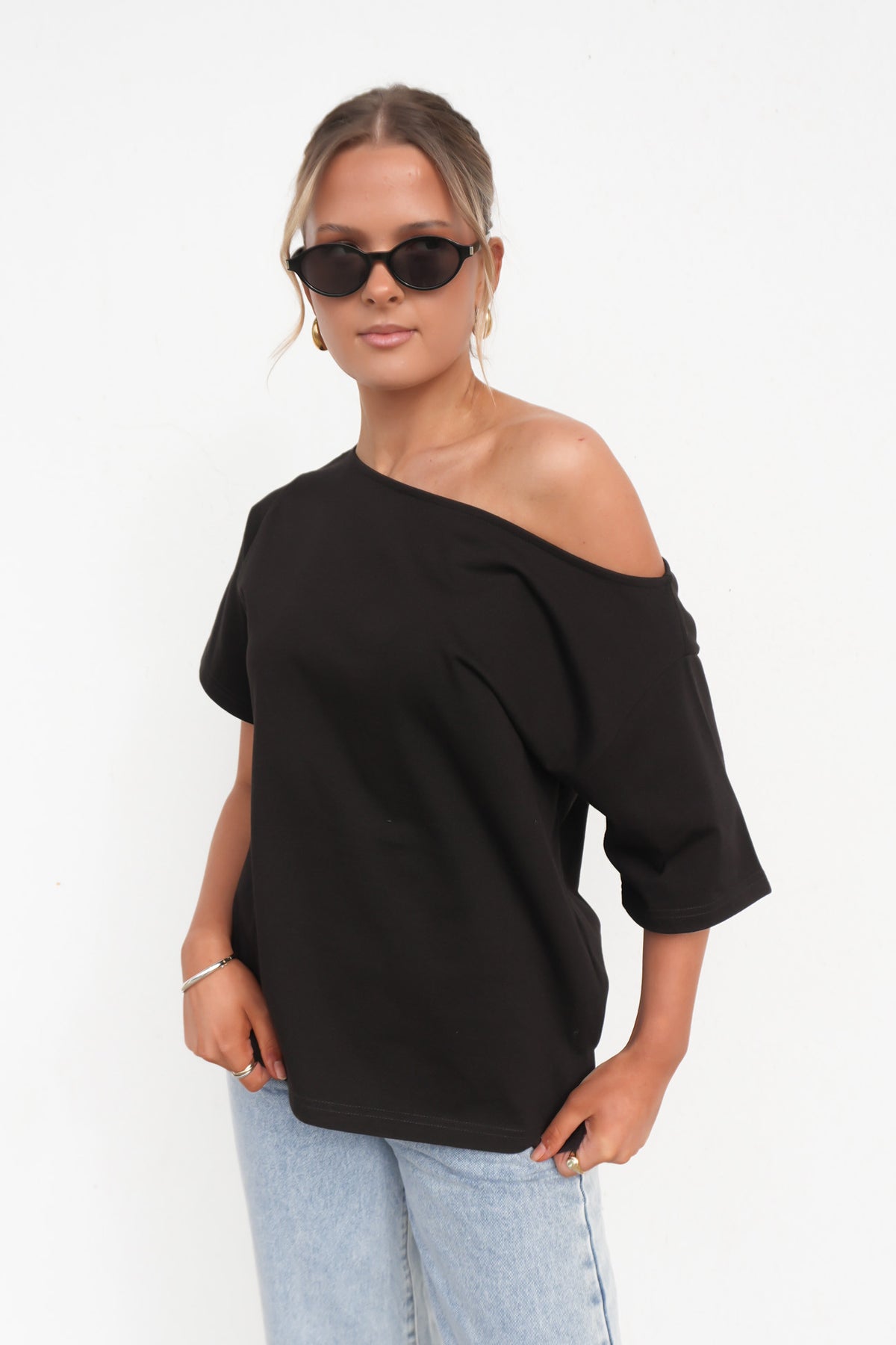Elle Off Shoulder Tee Black