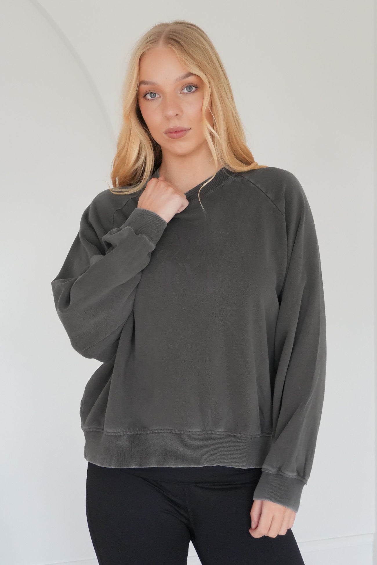 Flynn Washed Box Raglan Crew Charcoal