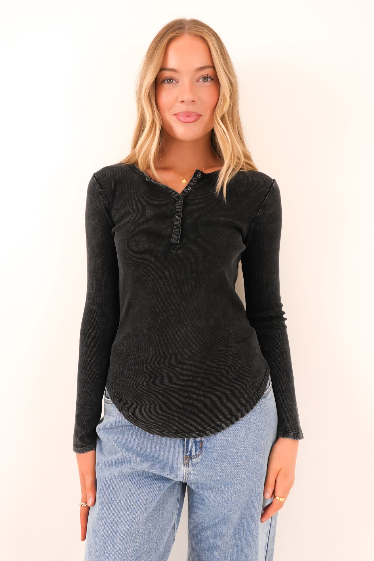 Jace-Henley-Top-Washed-Black-f6jpg