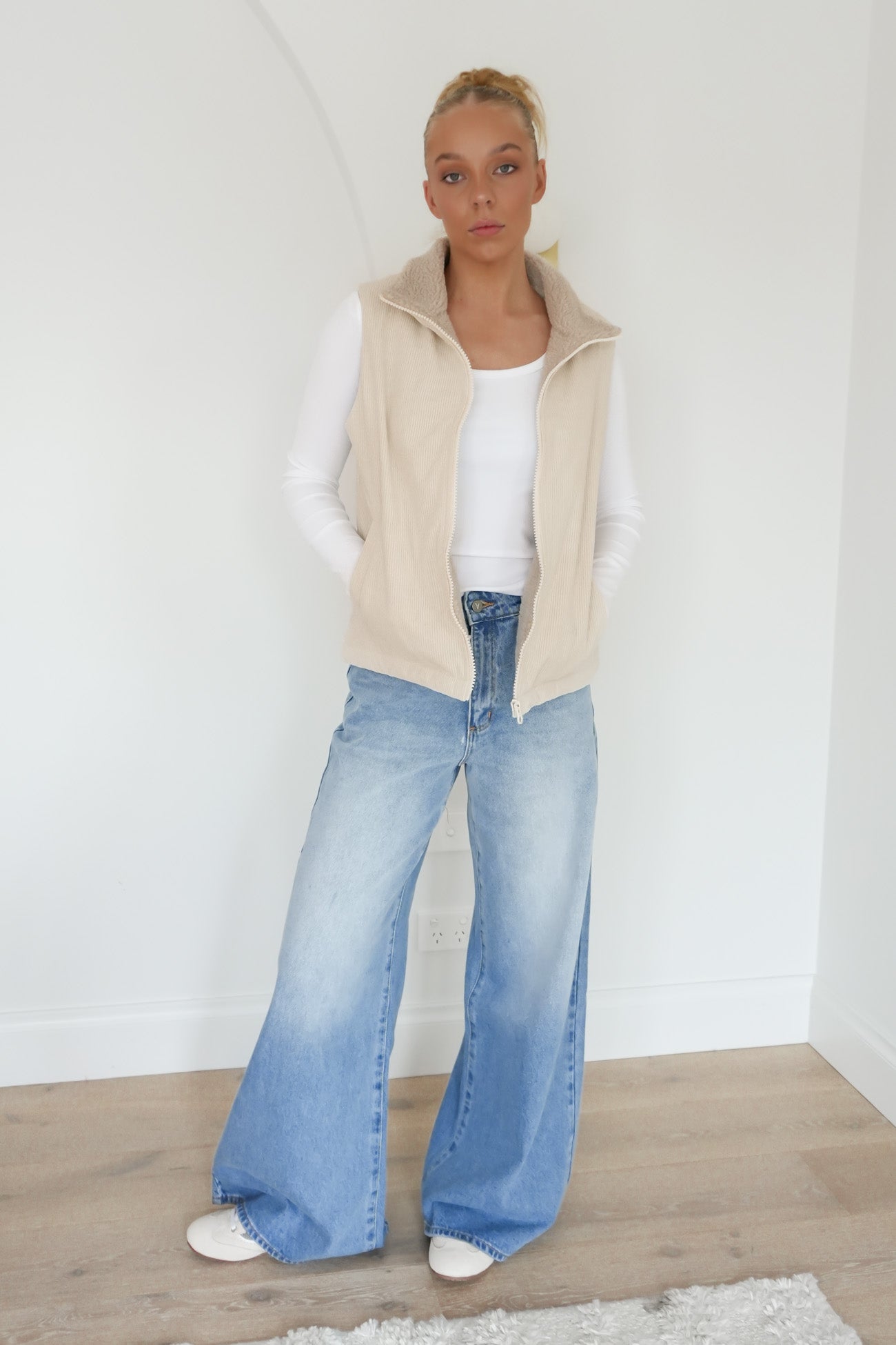 James Vest Beige