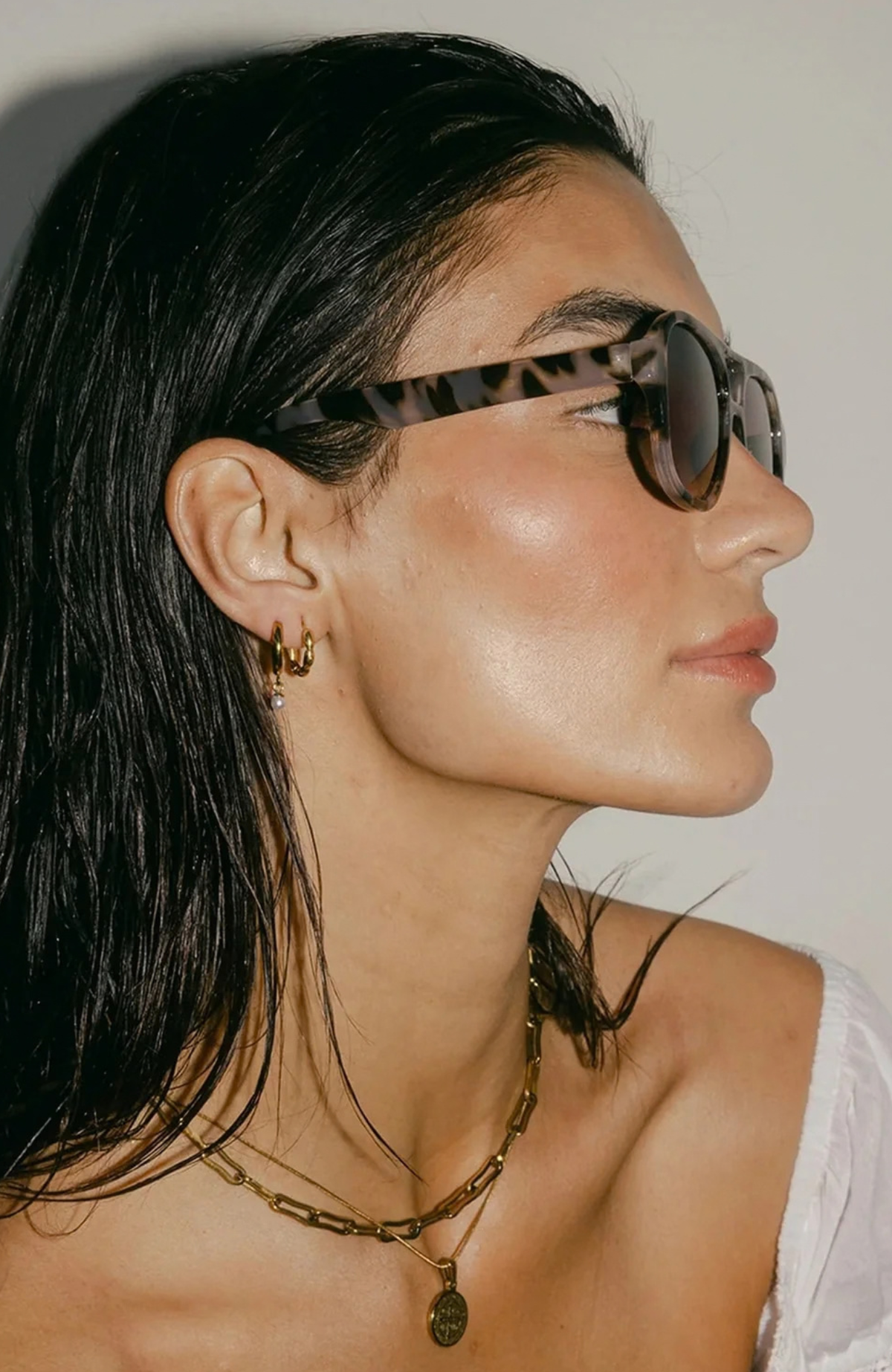 Lova Huggie Earrings Gold